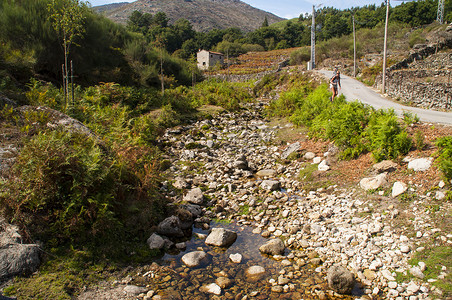 葡萄牙北部山区的干河。