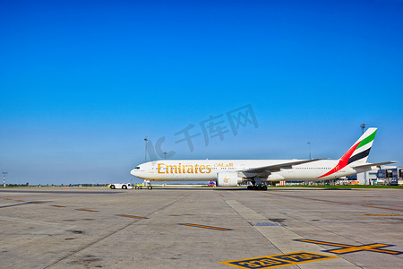 到达摄影照片_阿联酋航空波音 777-31H 准备从布拉格机场起飞
