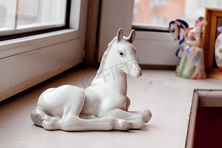 玩具白陶瓷马