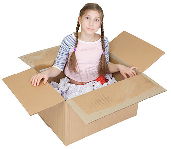 漫画小女孩摄影照片_小女孩坐在纸板箱里