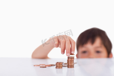 小男孩数着他的零钱