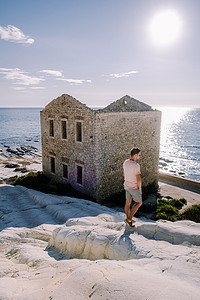 意大利西西里岛阿格里真托蓬塔比安卡白色海滩，白色悬崖上废弃石屋的旧废墟