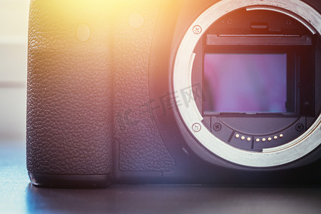 相机传感器：专业反光相机的特写图片。