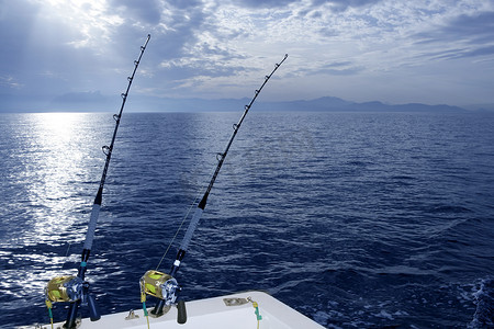 吊索摄影照片_用两个鱼竿和卷轴拖钓的渔船