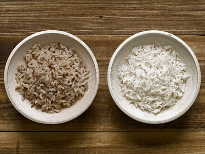 不加淀粉摄影照片_质朴的煮熟的精米和糙米