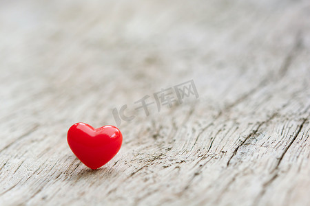 装饰海报背景摄影照片_情人节概念-木板木背景上的红心