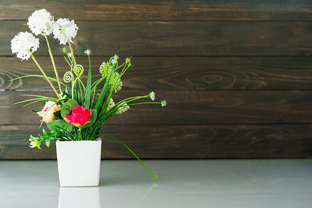 桌上的人造花瓶花束