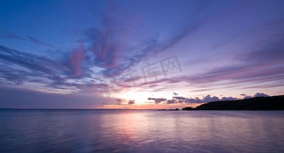紫蓝色的大海夕阳