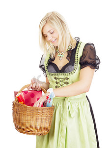 乡下摄影照片_年轻女子提着一个装有礼物的篮子