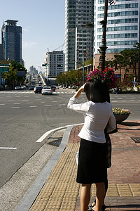 即将过马路的女人