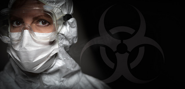 戴着医用面罩和带有生物危害标志的防护装备的女医生或护士的横幅。