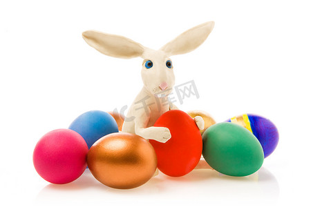 复活节兔子与多彩多姿的鸡蛋