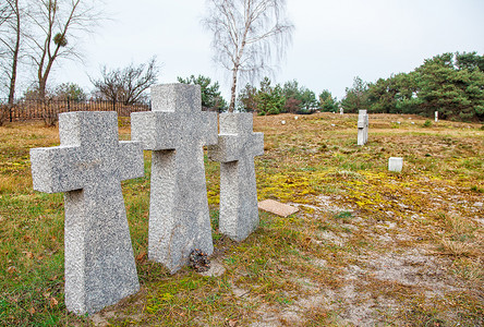 墓地十字架摄影照片_旧墓地的石十字架