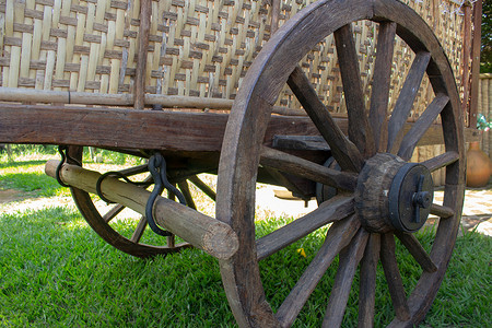 木轮摄影照片_旧牛车的后部，显示木轮和制动系统