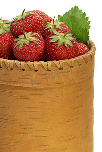 树皮篮子里的草莓
