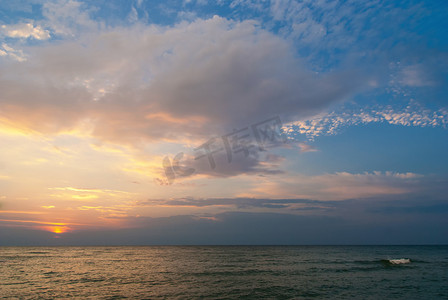 美丽的海景与橙色温暖的日出