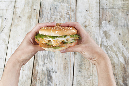 牛肉三明治摄影照片_双手握住汉堡