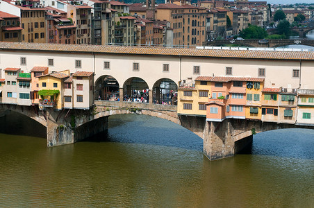 成群的游客参观老桥（Ponte Vecchio），这是意大利托斯卡纳佛罗伦萨阿尔诺河上的一座中世纪桥梁。