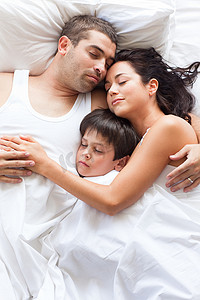 幸福天降摄影照片_幸福的一家人睡在一起