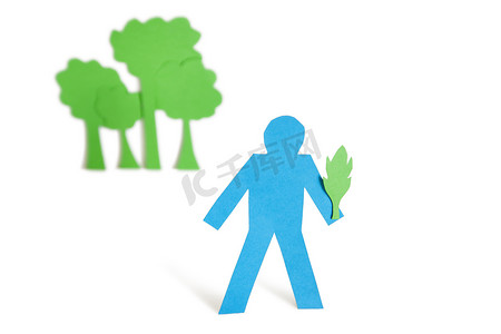 蓝色棍子人物拿着一片叶子，代表白色背景下自然毅力的概念