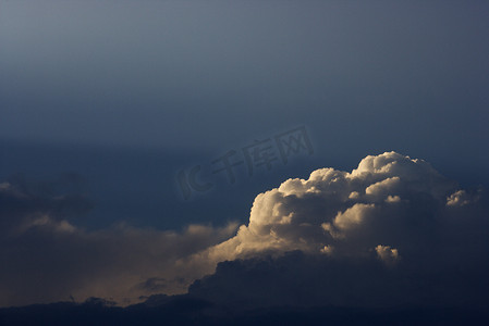 极氪0013摄影照片_太阳透过云层探出头来。