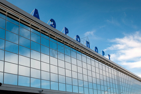 机场摄影照片_有镜墙的现代俄罗斯机场