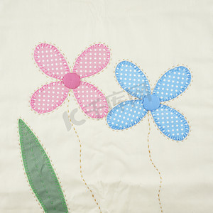 枕套中的纺织纹理粉色和蓝色花卉