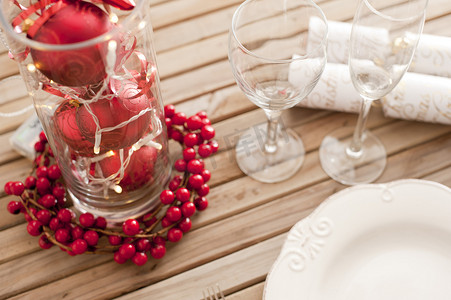 装饰红白主题的圣诞餐桌