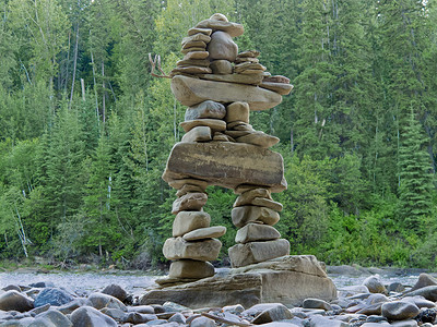 大型堆叠石头因努克苏克石标小道标记