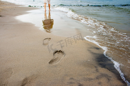 海边女人的脚印