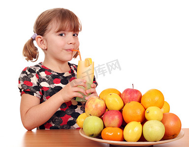美丽的小女孩喝柠檬水