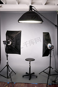 聚光灯灯光摄影照片_摄影工作室灯光背景设置灰色