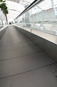 移动的自动扶梯在机场