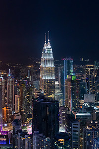 吉隆坡的天际线在夜间观看照亮的高层建筑