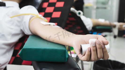 志愿者向十字红组织献血 — 有献血理念的人