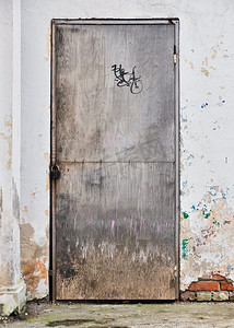 营业中摄影照片_一栋废弃建筑中的旧破旧木门