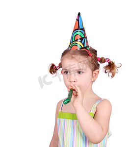 有生日帽子和喇叭的小女孩