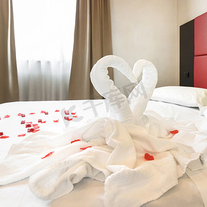 酒店里用白毛巾做成的天鹅雕像