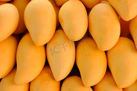 热带水果黄芒果摄影照片_新鲜的黄芒果热带水果背景
