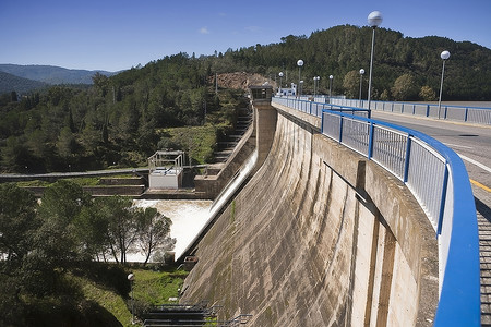西班牙安达卢西亚科尔多瓦附近新普恩特水库暴雨后将水排入瓜迪亚托河
