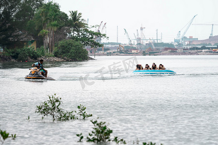 2019年5月4日，印度尼西亚巴淡岛海滩，游客被摩托艇拉着进行海滩水上运动