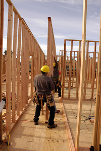 西班牙裔木匠在一座正在建造的房屋中筑墙