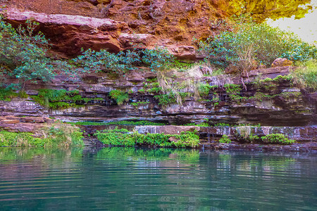 圆形水池摄影照片_戴尔斯峡谷卡里吉尼国家公园圆形水池中含有岩层的水形成天然绿洲