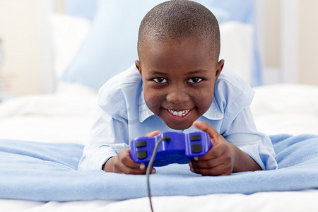微笑的小男孩玩电子游戏