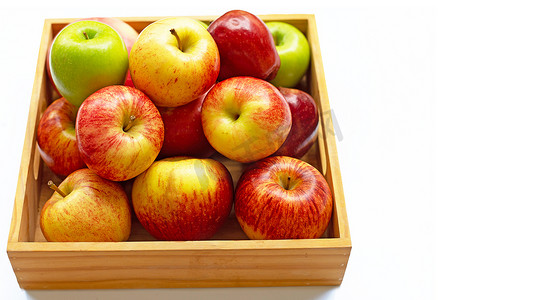 奶奶种地摄影照片_白色木箱中的新鲜苹果