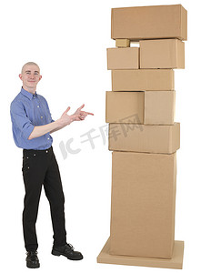 男子在一堆纸板箱上展示