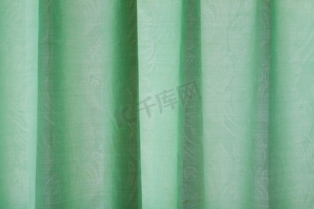 亮绿色窗帘的特写视图