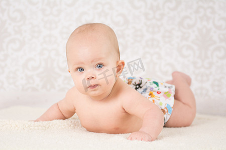 宝宝穿着可重复使用的尿布