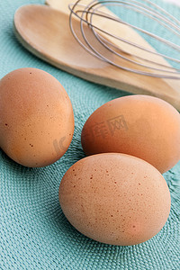 蛋黄摄影照片_棕色鸡蛋