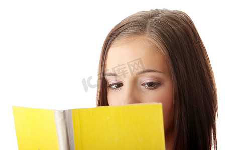 年轻的白种女人读书